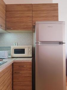 una cocina con nevera y microondas en Aparthotel Salena, en Sunny Beach