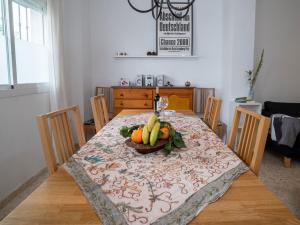 une table de salle à manger avec un bol de fruits dessus dans l'établissement Casa Irene Conil town house in the center, roof terrace with great views, à Conil de la Frontera 24 autres photos