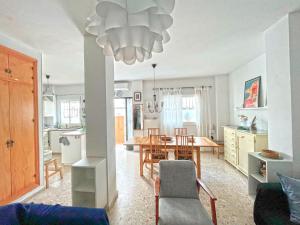 une cuisine et une salle à manger avec une table et des chaises dans l'établissement Casa Irene Conil town house in the center, roof terrace with great views, à Conil de la Frontera