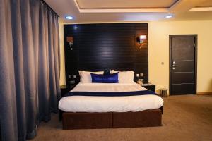 Postel nebo postele na pokoji v ubytování ED & DRE Hotel Ibadan