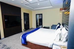 Postel nebo postele na pokoji v ubytování ED & DRE Hotel Ibadan