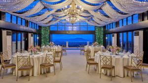 Restaurace v ubytování Twin Lakes Hotel near Tagaytay + 37 fotografií