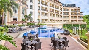 Bazén v ubytování Twin Lakes Hotel near Tagaytay nebo v jeho okolí