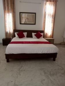 Cama ou camas em um quarto em Jhalana Retret Rooms ,Farm ,Pool, Mountain view