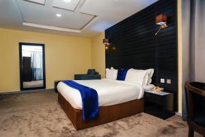 Postel nebo postele na pokoji v ubytování ED & DRE Hotel Ibadan