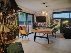 TV a/nebo společenská místnost v ubytování Station des Plaisirs LOVEROOM