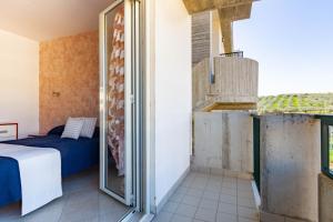 a room with a bed and a window at Appartamento Sisto - MyHo Casa in San Salvo