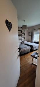 Ένα ή περισσότερα κρεβάτια σε δωμάτιο στο Chambres Esprit Campagne