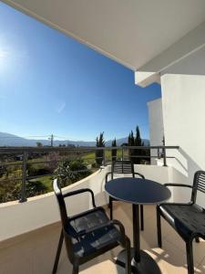 Un balcón con mesa y sillas y una vista en Amare Apartaments, en Orikum