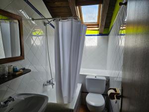 Koupelna v ubytování Hostal Mendaurpe + 37 fotografií