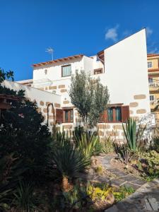 アロナにあるCasa Roberta Tierraの白い建物