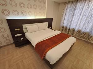 Krevet ili kreveti u jedinici u objektu Hotel Vijay Sagar Dombivali