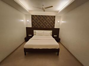 Krevet ili kreveti u jedinici u objektu Hotel Vijay Sagar Dombivali