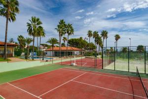 Tenis a/nebo squash v ubytování Occidental Menorca nebo okolí