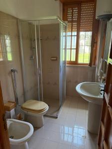 a bathroom with a shower and a toilet and a sink at Villa Rosetta, Gallipoli tra mare e natura in Pizzo