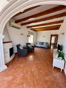 duży salon z kanapami i kominkiem w obiekcie Relaxdiversión en Villa Piscina bbq y cocina ext w mieście Calpe +37 zdjęć