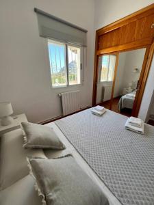 sypialnia z dużym łóżkiem z dwoma ręcznikami w obiekcie Relaxdiversión en Villa Piscina bbq y cocina ext w mieście Calpe