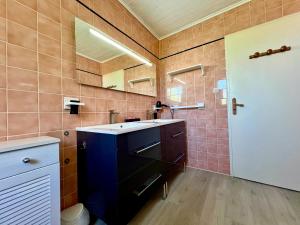 ein Badezimmer mit Waschbecken und Spiegel in der Unterkunft Maison 4 pièces 6 couchages La Brée Les Bains LBO000-071 in La Brée-les-Bains + 22 Fotos