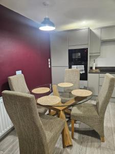 Dapur atau dapur kecil di No 14, 3 BED all with SMART TV's, Fully Fitted Kitchen, Ample PARKING, Ideal for TRADES, BUSINESS, and NC500 longer stays contact Langley Cottages and Apartments, VAT registered +4 gambar