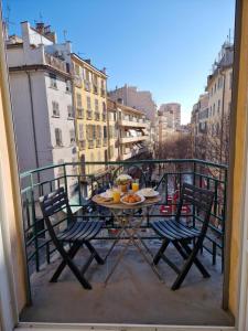 トゥーロンにあるToulon Soleil Et Douceur llのバルコニーにテーブルと椅子が置かれたバルコニー