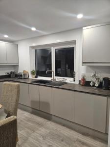 Dapur atau dapur kecil di No 14, 3 BED all with SMART TV's, Fully Fitted Kitchen, Ample PARKING, Ideal for TRADES, BUSINESS, and NC500 longer stays contact Langley Cottages and Apartments, VAT registered