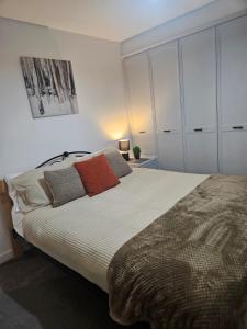 Katil atau katil-katil dalam bilik di No 14, 3 BED all with SMART TV's, Fully Fitted Kitchen, Ample PARKING, Ideal for TRADES, BUSINESS, and NC500 longer stays contact Langley Cottages and Apartments, VAT registered
