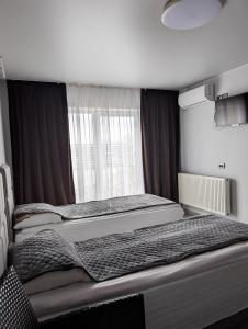 Postel nebo postele na pokoji v ubytování Ізумруд