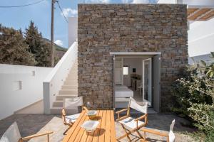 Gallery image of Deluxe Maisonette With Private Jacuzzi in Glifades