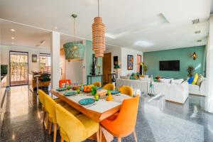 Televisyen dan/atau pusat hiburan di Villa Nomade - 4 BR BA - Piscine - Parking - Ourika
