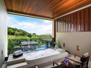 Avista Hideaway Phuket Patong - MGallery内部或周边的泳池