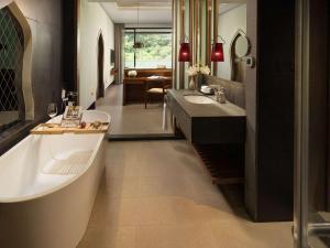 Avista Hideaway Phuket Patong - MGallery的一间浴室