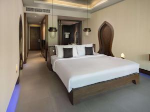Avista Hideaway Phuket Patong - MGallery客房内的一张或多张床位