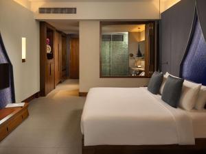 Avista Hideaway Phuket Patong - MGallery客房内的一张或多张床位