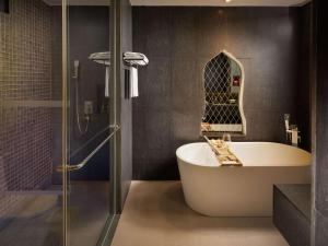 Avista Hideaway Phuket Patong - MGallery的一间浴室