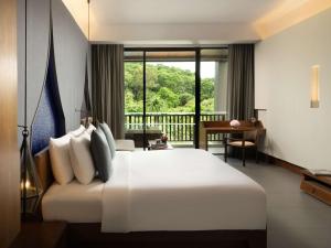 Avista Hideaway Phuket Patong - MGallery客房内的一张或多张床位