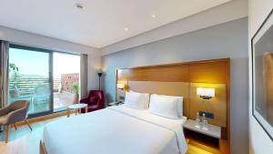 Rúm í herbergi á Radisson Hotel Nathdwara