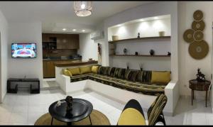Ecolodge La Grande Tortue - Maison d'hôtes的电视和/或娱乐中心