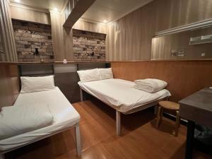En eller flere senger på et rom på New Garden Hostel