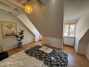 コペンハーゲンにあるKattesundet Apartments Best Location in Copenhagenのベッドルーム1室(屋根裏部屋に大型ベッド1台付)