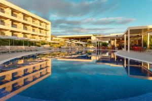 A piscina localizada em Pharos Hvar Bayhill Hotel ou nos arredores