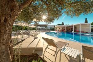 A piscina localizada em Pharos Hvar Bayhill Hotel ou nos arredores