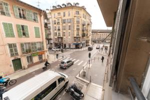 una vista da una finestra di una strada cittadina con auto di Magnifique Loft - Nice centre - Jacuzzi 2 a Nizza