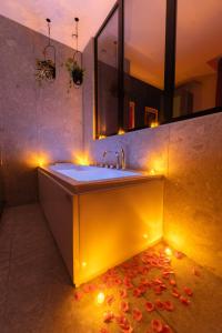 un bagno con vasca e luci di Magnifique Loft - Nice centre - Jacuzzi 2 a Nizza Altre 25 foto