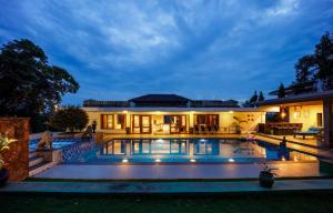 Πισίνα στο ή κοντά στο Stunning Hilltop 3BR Villa w Pool and River View