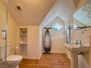 Ένα μπάνιο στο Long Stay Biggin Hill 1Bed Flat Near Airport WiFi +24 φωτογραφίες