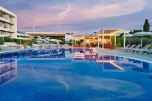 A piscina localizada em Pharos Hvar Bayhill Hotel ou nos arredores