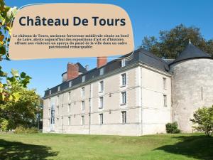 トゥールにあるLe Faubourg Quai Paul Bertの文字見学の城像