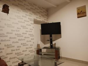 a flat screen tv on a wall in a room at Maison de bourg entre Nantes et Cholet in Saint-Crespin-sur-Moine