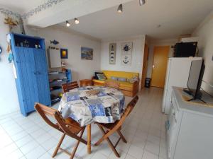 Kuchyňa alebo kuchynka v ubytovaní CAP LES PINS Joli T2 piscine tennis Mt St Martin Cap d'Agde