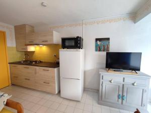 Kuchyňa alebo kuchynka v ubytovaní CAP LES PINS Joli T2 piscine tennis Mt St Martin Cap d'Agde